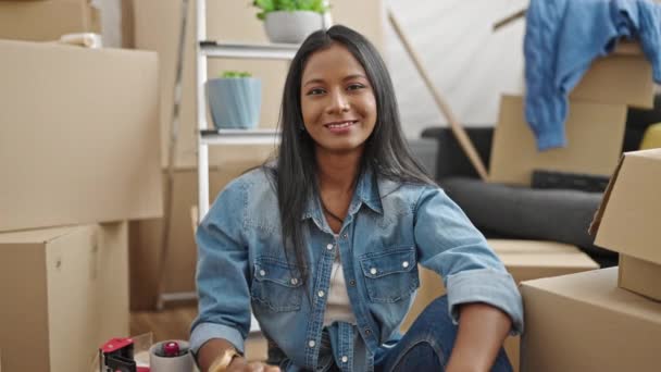 アフリカ系アメリカ人女性笑顔自信を持って保持キーで新しい家 — ストック動画