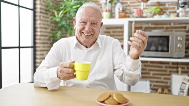 Hombre Pelo Gris Mayor Desayunando Hablando Comedor — Vídeos de Stock
