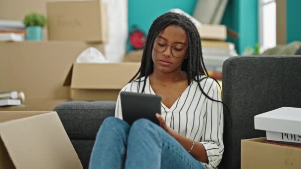 Mujer Afroamericana Usando Touchpad Sentado Piso Casa Nueva — Vídeo de stock