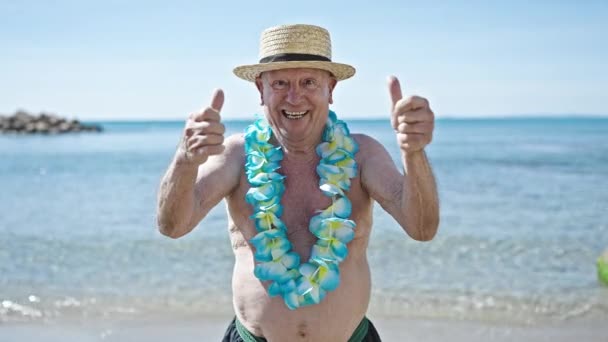 Senior Hombre Pelo Gris Turista Con Traje Baño Sombrero Verano — Vídeos de Stock