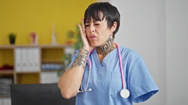 Ισπανίδα Γυναίκα Ακρωτηριασμένο Βραχίονα Γιατρός Τόνισε Στην Κλινική — Αρχείο Βίντεο