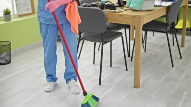 办公室的中年妇女专业清洁卫生楼层 — 图库视频影像