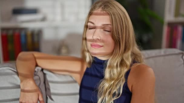 Jeune Femme Blonde Détendre Sur Canapé Respirant Maison — Video