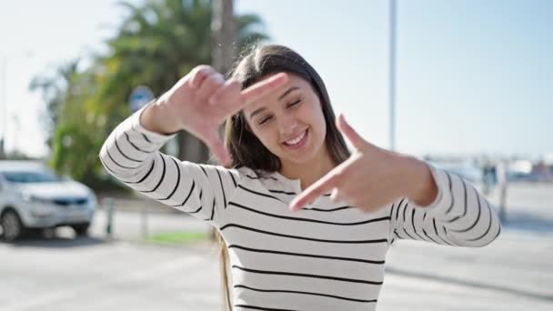 Молодая Красивая Латиноамериканка Улыбается Уверенно Делая Обрамление Жестом Руками Улице — стоковое видео