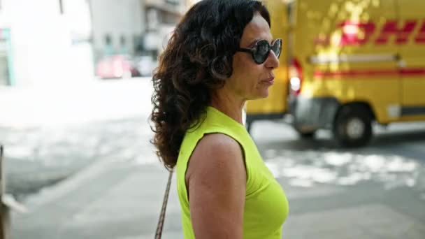 Mujer Hispana Mediana Edad Caminando Mirando Hacia Lado Con Gafas — Vídeo de stock