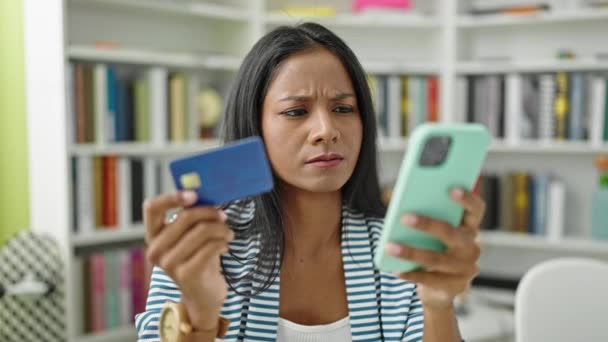 Африканская Студентка Совершала Покупки Смартфоном Кредитной Картой Библиотеке Университета — стоковое видео