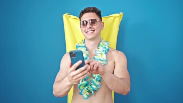 Joven Turista Hispano Usando Teléfono Inteligente Relajado Hamaca Inflable Piscina — Vídeo de stock