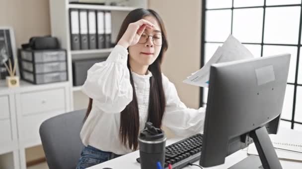 Mladá Číňanka Obchodní Pracovník Pomocí Dokumentů Jako Ruční Ventilátor Kanceláři — Stock video