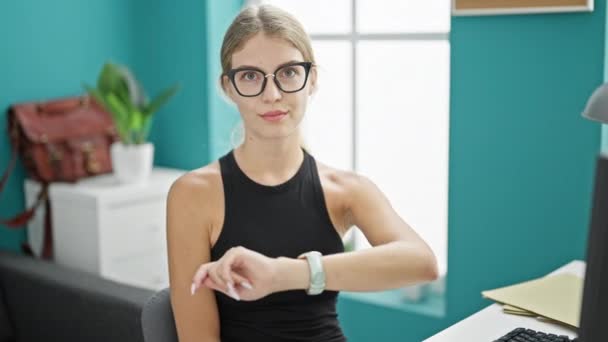 Jovem Loira Mulher Empresária Olhando Relógio Dizendo Sim Com Cabeça — Vídeo de Stock