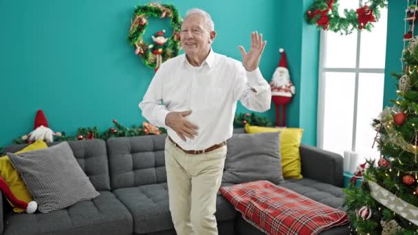 Ανώτερος Γκριζομάλλης Άντρας Γιορτάζει Χριστουγεννιάτικο Χορό Στο Σπίτι — Αρχείο Βίντεο