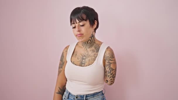 Латиноамериканка Напряженной Рукой Ампутированного Стоя Изолированном Розовом Фоне — стоковое видео