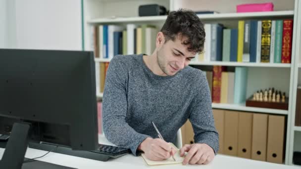 Jovem Estudante Hispânico Usando Computador Tomando Notas Universidade Biblioteca — Vídeo de Stock