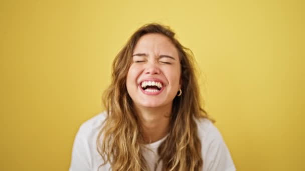 Jonge Mooie Latino Vrouw Lachen Veel Staan Geïsoleerde Gele Achtergrond — Stockvideo