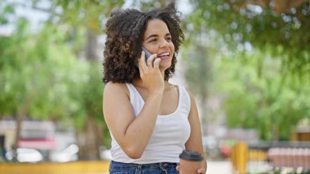 Genç Güzel Spanyol Kadın Akıllı Telefonda Konuşuyor Parkta Kahve Içiyor — Stok video