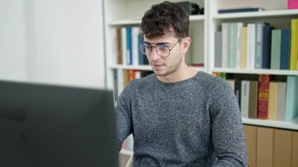 Mladý Hispánec Muž Student Protahování Odpočinku Rukama Hlavě Knihovně Univerzity — Stock video