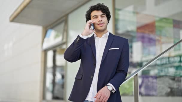 Jeune Homme Affaires Latino Parler Sur Smartphone Regarder Horloge Rue — Video