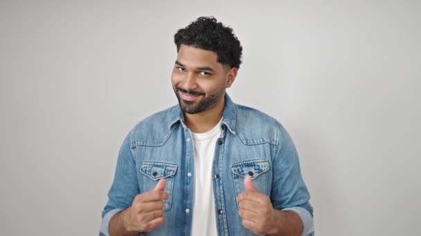 Afrikanisch Amerikanischer Mann Lächelt Selbstbewusst Und Gibt Geld Geste Vor — Stockvideo