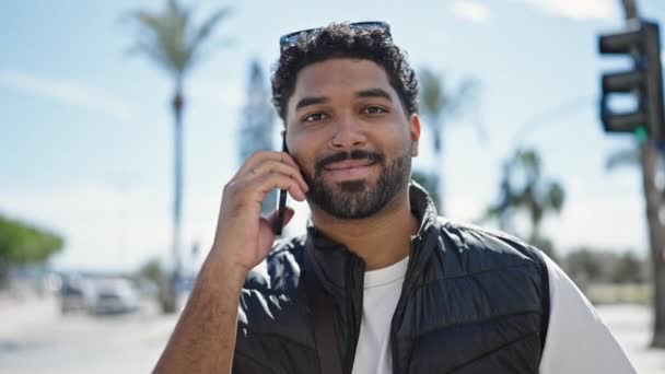Afro Amerikalı Adam Gülümsüyor Akıllı Telefondan Konuşuyor — Stok video