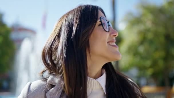 Parkta Kendine Güvenen Güzel Spanyol Bir Kadın — Stok video