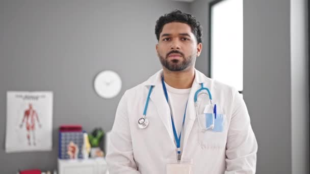 Afrikalı Amerikalı Doktor Kollarını Kavuşturup Klinikte Kafa Sallayarak Hayır Diyor — Stok video