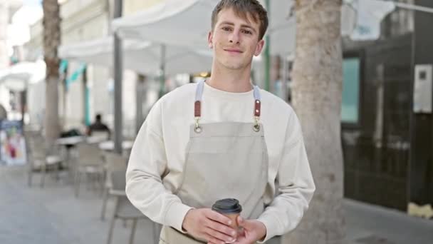 Νεαρός Καυκάσιος Σερβιτόρος Χαμογελώντας Αυτοπεποίθηση Προσφέροντας Take Away Καφέ Στη — Αρχείο Βίντεο