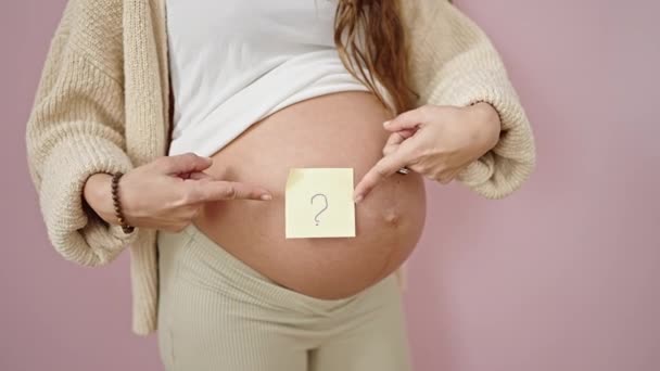 Mujer Embarazada Joven Señalando Con Dedo Papel Recordatorio Signo Interrogación — Vídeos de Stock