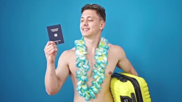 Junger Hispanischer Tourist Mit Deutschem Pass Und Koffer Vor Blauem — Stockvideo