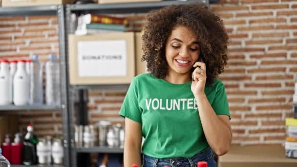 Joven Mujer Hispana Hermosa Voluntaria Hablando Teléfono Inteligente Celebrando Centro — Vídeos de Stock