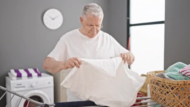 Orta Yaşlı Gri Saçlı Gülümseyen Kendine Güvenen Çamaşır Odasında Çamaşır — Stok video