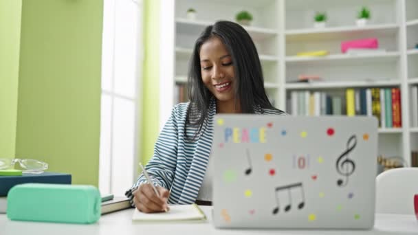 Африканская Студентка Американка Помощью Ноутбука Пишет Заметки Библиотечном Университете — стоковое видео