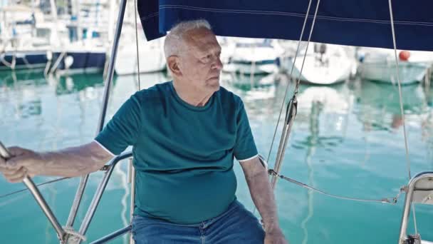 Senior Hombre Pelo Gris Sonriendo Confiado Sentado Barco Barco — Vídeos de Stock