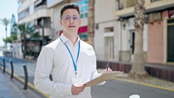 Latin Kökenli Genç Bir Adam Sokak Panosunda Anket Röportajı Yazıyor — Stok video