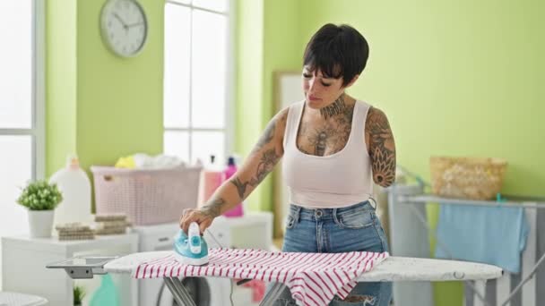 Hispanic Kvinna Med Amputerad Arm Strykning Kläder Tvättstuga — Stockvideo