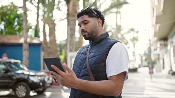 African American Άνθρωπος Χρησιμοποιώντας Touchpad Χαλαρή Έκφραση Στο Δρόμο — Αρχείο Βίντεο