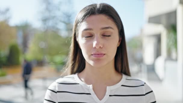 Молодая Красивая Латиноамериканка Стоящая Серьезным Выражением Лица Говорит Головой Улице — стоковое видео
