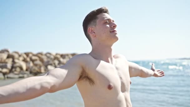 Mladý Hispánec Muž Turista Stojící Uvolněným Výrazem Dýchání Moře — Stock video