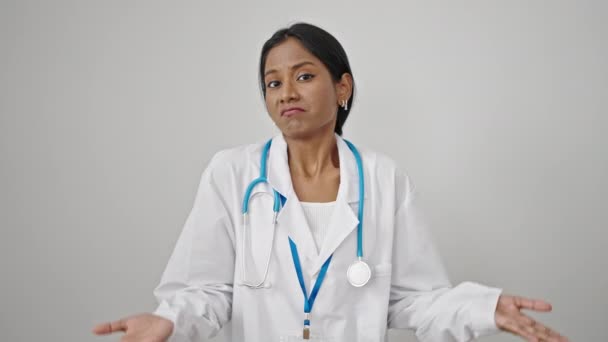 Afrikansk Amerikansk Kvinna Läkare Står Aningslös Över Isolerad Vit Bakgrund — Stockvideo