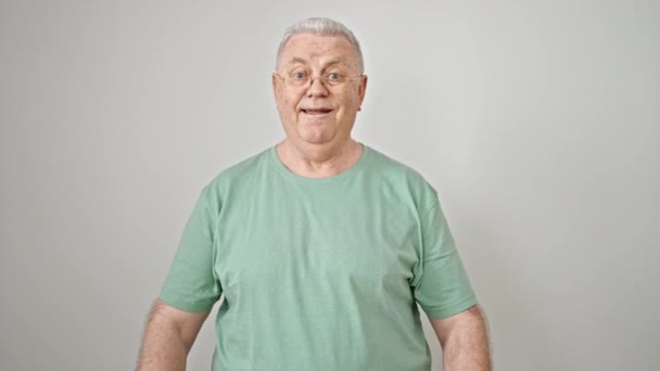 Hombre Pelo Gris Mediana Edad Sonriendo Con Pulgares Hacia Arriba — Vídeos de Stock