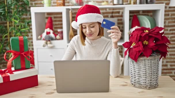 Jovem Loira Comprando Com Laptop Cartão Crédito Celebrando Natal Sala — Vídeo de Stock