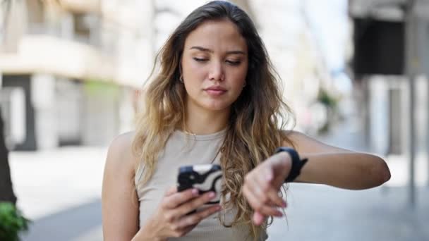Giovane Bella Donna Ispanica Utilizzando Smartphone Guardando Guardare Strada — Video Stock