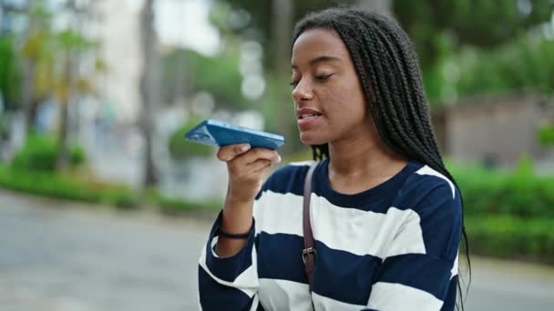 Femme Afro Américaine Envoyant Message Vocal Avec Smartphone Parc — Video