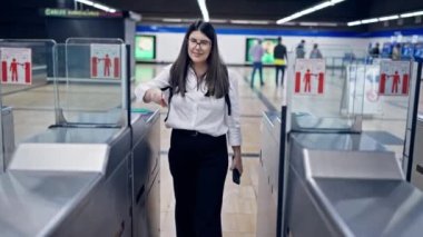 Madrid metro istasyonundaki metro gişesinde bilet kontrolü yapan güzel bir İspanyol kadın.
