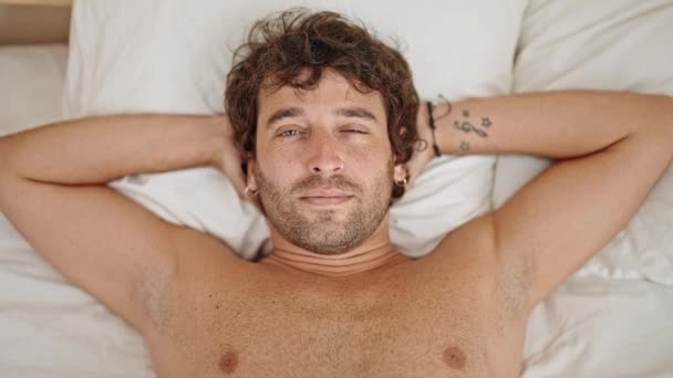 Jovem Hispânico Homem Relaxado Cama Sorrindo Sem Camisa Quarto — Vídeo de Stock