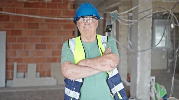 Constructor Hombre Pelo Gris Mediana Edad Sonriendo Confiado Pie Con — Vídeos de Stock