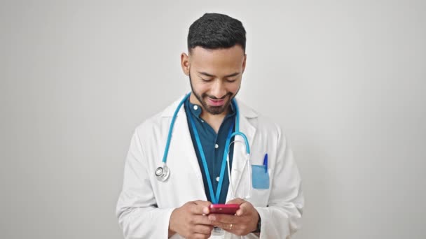 Ung Latinamerikansk Man Läkare Ler Med Smartphone Över Isolerad Vit — Stockvideo
