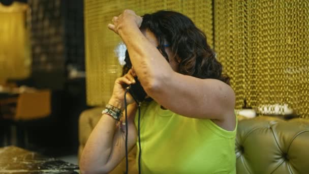 Латиноамериканка Средних Лет Разговаривающая Телефону Ресторане — стоковое видео