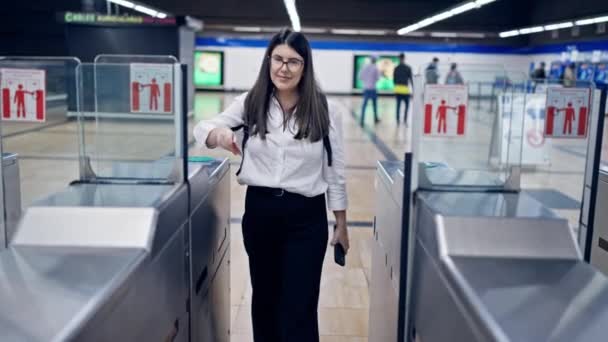 马德里地铁站地铁收费站的年轻而美丽的惊慌失措的女士正在检票 — 图库视频影像