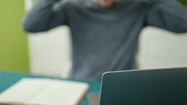 Fiatal Spanyol Férfi Laptoppal Asztalon Fejhallgatóval Ebédlőben — Stock videók