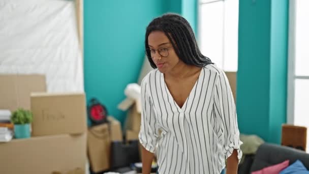 Femme Afro Américaine Souriante Confiante Assise Sur Canapé Avec Les — Video