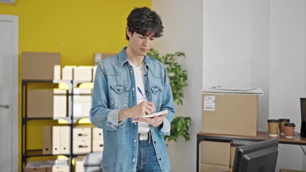 Genç Spanyol Adamı Ofiste Dizüstü Bilgisayarla Notlar Yazıyor — Stok video